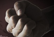 맞장구 안 쳐? 술자리서 격분…지인 맥주병으로 때린 50대