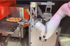 커피 내리고 피자 굽는 점원에 깜짝…관광객 몰린 편의점, 왜