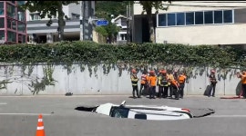 도로 달리던 차 통째 빠졌다…성산로 한복판에 싱크홀, 영상 보니