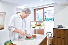 앞치마의마법… 노신사요리교실의숨겨진인기비밀 [건강한 가족]