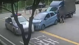 경차 밀고 어린이놀이터 향한 트럭 세운 경찰… 순찰차로 막자 생각 뿐[영상]