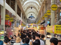 인스타 뜬 마늘맛 보자 MZ 핫플 된 전통시장, 800만 몰렸다 [시장의 변신]