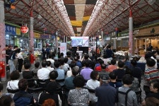 인스타 뜬 마늘맛 보자 MZ 핫플 된 전통시장, 800만 몰렸다 [시장의 변신]