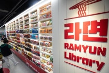 편의점에 피자로봇이 왜 있지? “백화점 추월” 이색 승부수
