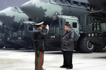 김정은 'ICBM 기지' 공개…美 