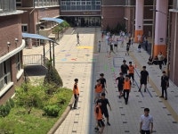 저출생에 서울도 초중고 합친다…첫 이음학교 가보니 “체육은 따로, 독서는 같이”