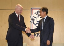 7년 만에 대한축구협회 찾은 FIFA 회장, 정몽규 만났다…무슨 일