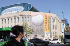 꼭 붙어보다 충전해…엿 사라진 요즘 수능 선물 보니