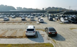 공영주차장 점령한 얌체 캠핑카…돈 내라 철퇴에 싹 사라졌다 [영상]