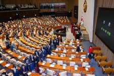 세번째 김여사 특검법 본회의 통과…與 표결 불참