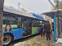 스키 출근, 빙판길 퇴근…전철·버스 지연 이틀째 ‘출퇴근 대란’