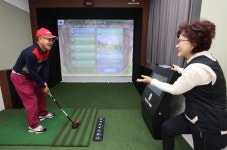 스크린 파크골프 교실도 오픈…30년 넘은 경로당 젊어졌다