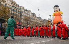 무궁화 꽃이 피었습니다…파리 샹젤리제서 456명 오징어게임