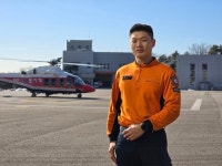 깎아지른 암벽에 헬기 닿을뻔…35세 특수구조대, 아찔했던 8월