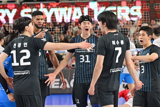 현대캐피탈, 승점 70 돌파할 정규리그 1위와의 카운트다운 시작  
레오, 6,500득점으로 역대 2번째 높은 기록 세워  
한국전력 꺾고 승점 70 도달한 현대캐피탈  