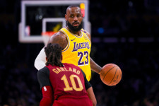 킹 제임스, 10대에도 40대에도 출전…NBA 사상 첫 진기록