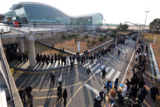 “유족에 비하면 이 기다림쯤이야…” 무안공항 밖까지 1㎞ 추모행렬