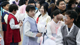 [포토타임] 전교생 한복 입고 졸업식하는 서울 재동초등학교