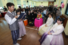 [포토타임] 전교생 한복 입고 졸업식하는 서울 재동초등학교