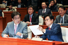 특검, 여야 대선셈법에 갇혔다…타협 없이 상대 역풍만 노려 [view]