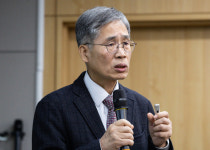 尹영장 판사, 탄핵집회 참석…이 말한 尹멘토, 서부지법에 고발됐다