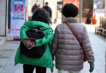 할머니는 손주 봐주고 돈도 못받았다…그나마 10명 중 3명 88만원