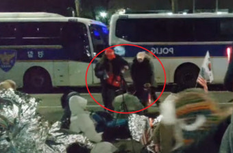 [단독] 녹색점퍼男 옆 'MKGA 모자男'…법원 난입 공모 여부 캔다