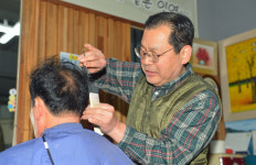 돈 없으니 싸울 일 없어요 5000원 청바지 입은 형제이발사, 1억 기부