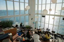 조선소 뷰 보며 셀카 찍어야 제맛...카페투어 성지 된 부산 핫플