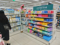 한달치 비타민이 3000원…건기식 깔린 다이소, 약사들 뿔났다
