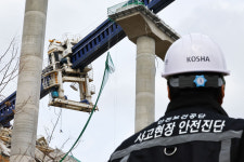 하자 아파트 사과 1년도 안 됐는데…현대엔지니어링 고속道 붕괴 사고