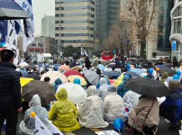 3·1절 탄핵 찬반 집회 13만 집결…尹 나는 잘 있다 인사 전해