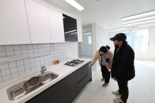 [사진] ‘월 3만원’ 천원주택 둘러보는 입주자