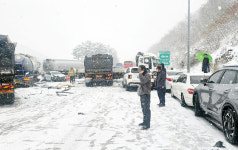 보성 남해고속도로서 車 40여대 추돌…눈길 미끄러짐 추정