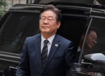 선거법 2심 하루앞둔 李, 대장동 재판 출석…질문엔 입 꾹 닫았다