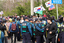 또 트랙터 몰고 남태령고개 오른 전농...광화문 진출 놓고 대치