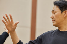 과학자와 중국집 딸 로맨스...사실은 상처 입은 모두의 이야기 연극 랑데부 도전한 두 배우