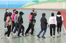 [포토타임] 어르신을 위한  북유럽식 걷기(노르딕워킹) 교육