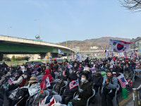 尹 운명의 날 거리서 밤샌 시민들…찬탄·반탄 모두 8:0 외쳤다