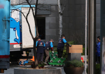 尹, 관저 앞 청년만 골라 악수?…200명 모여라, 5070 입장불가