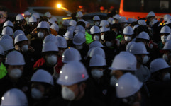 대구 함지산 산불 이틀째 계속…해 뜨자 헬기 51대 투입했다