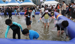 [포토타임] 부산 광안리 '어방축제'...맨손 물고기 잡기 체험