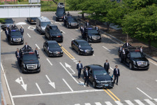 “V를 지켜라!”… 베테랑 경호원들, 30cm 간격으로 차량 4대 고속 질주