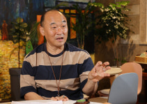 진주 남강에 배우들이 ‘풍덩’…백년 극단 꿈꾸는 이 남자의 연출론