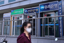기준금리 인하에, 발빠르게 예·적금 금리부터 내리는 은행들