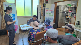 오늘만 손꼽아 기다렸어…10평 경로당, 노인 살리는 병원 됐다 [르포]