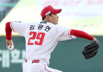 김광현, 2027년까지 SSG 원클럽맨…200승 찍고 재계약 한 번 더