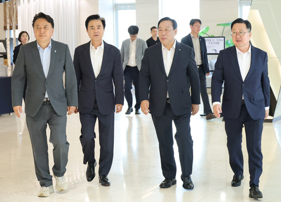서울 종로구에서 해양수산부 부산 이전에 반대하는 기자회견 개최 및 세종시장의 이전 반대 행동에 관련한 시위와 요구에 대한 논란