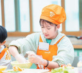 [시선집중] 아이의 식사 환경 변하자 표정도 밝아져…취약 아동 위한 요리 체험 행사 진행