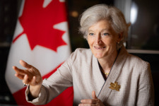 한복 입고 李 배웅한 캐나다 대사 한국은 캐나다 최고 파트너